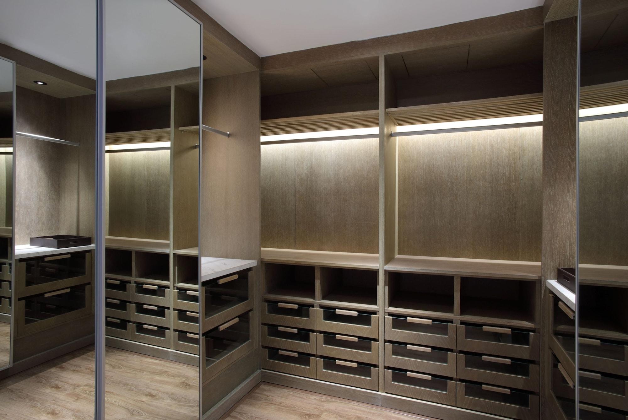 Doubletree By Hilton Jakarta - Diponegoro מראה חיצוני תמונה A walk-in closet