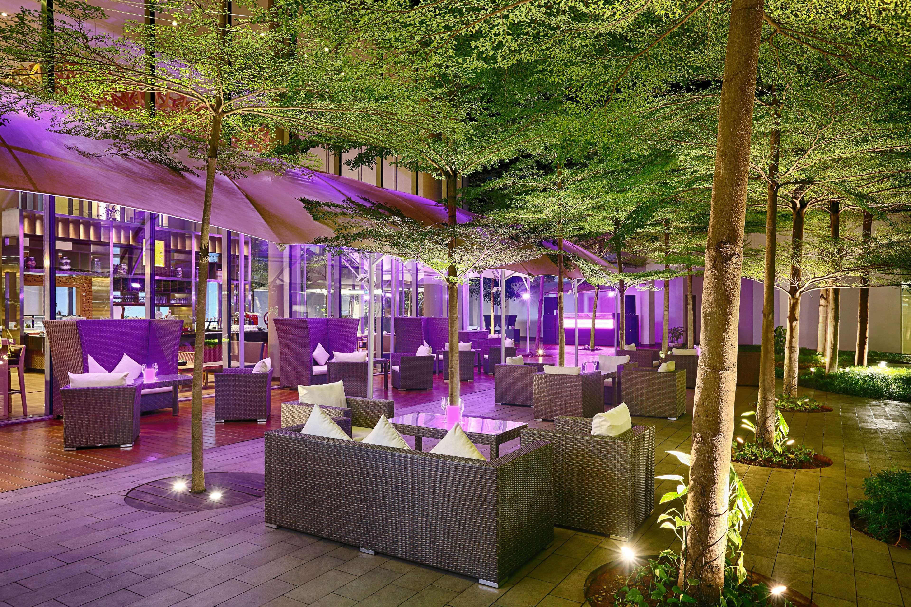 Doubletree By Hilton Jakarta - Diponegoro מראה חיצוני תמונה The Forest Bar