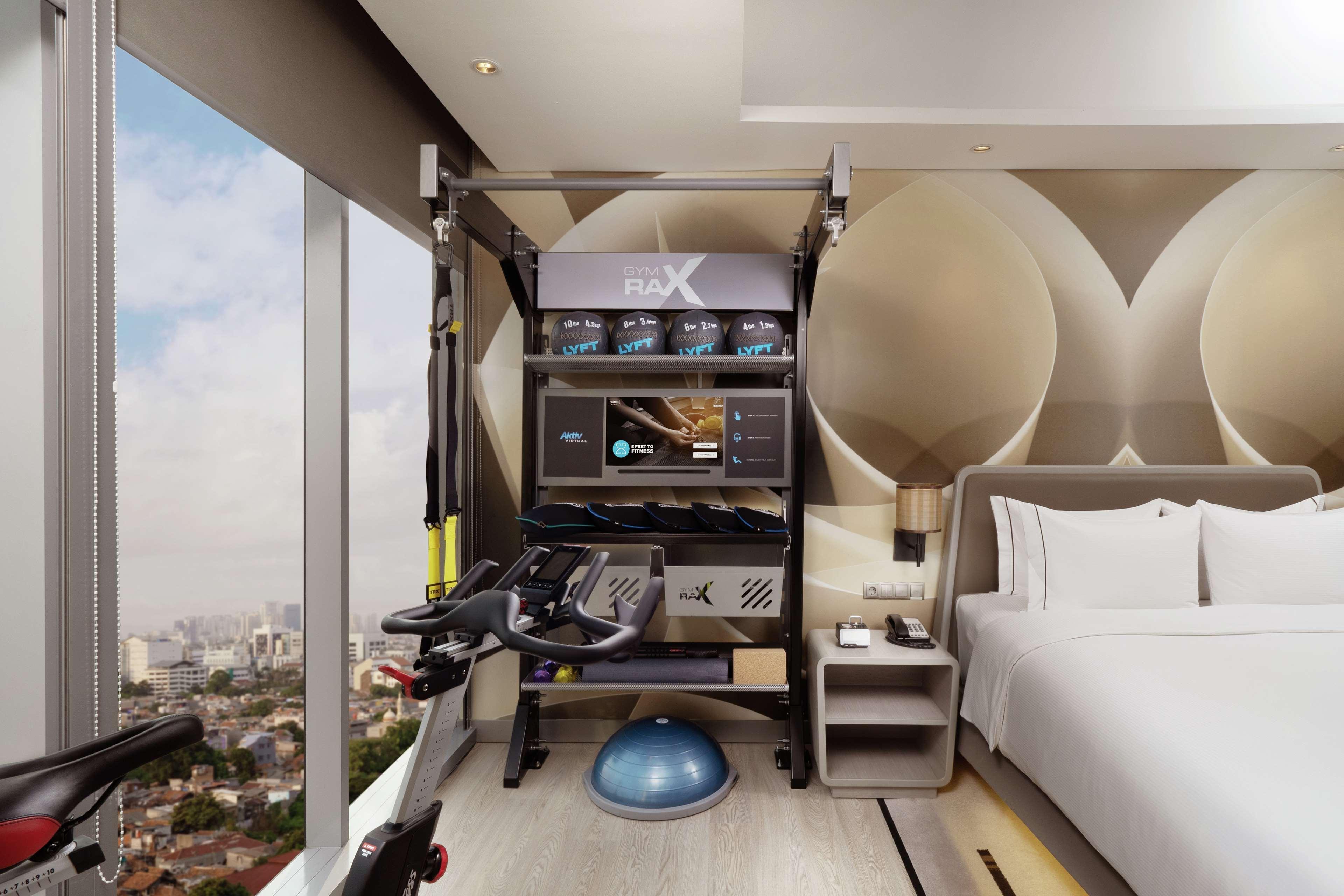 Doubletree By Hilton Jakarta - Diponegoro מראה חיצוני תמונה A home gym