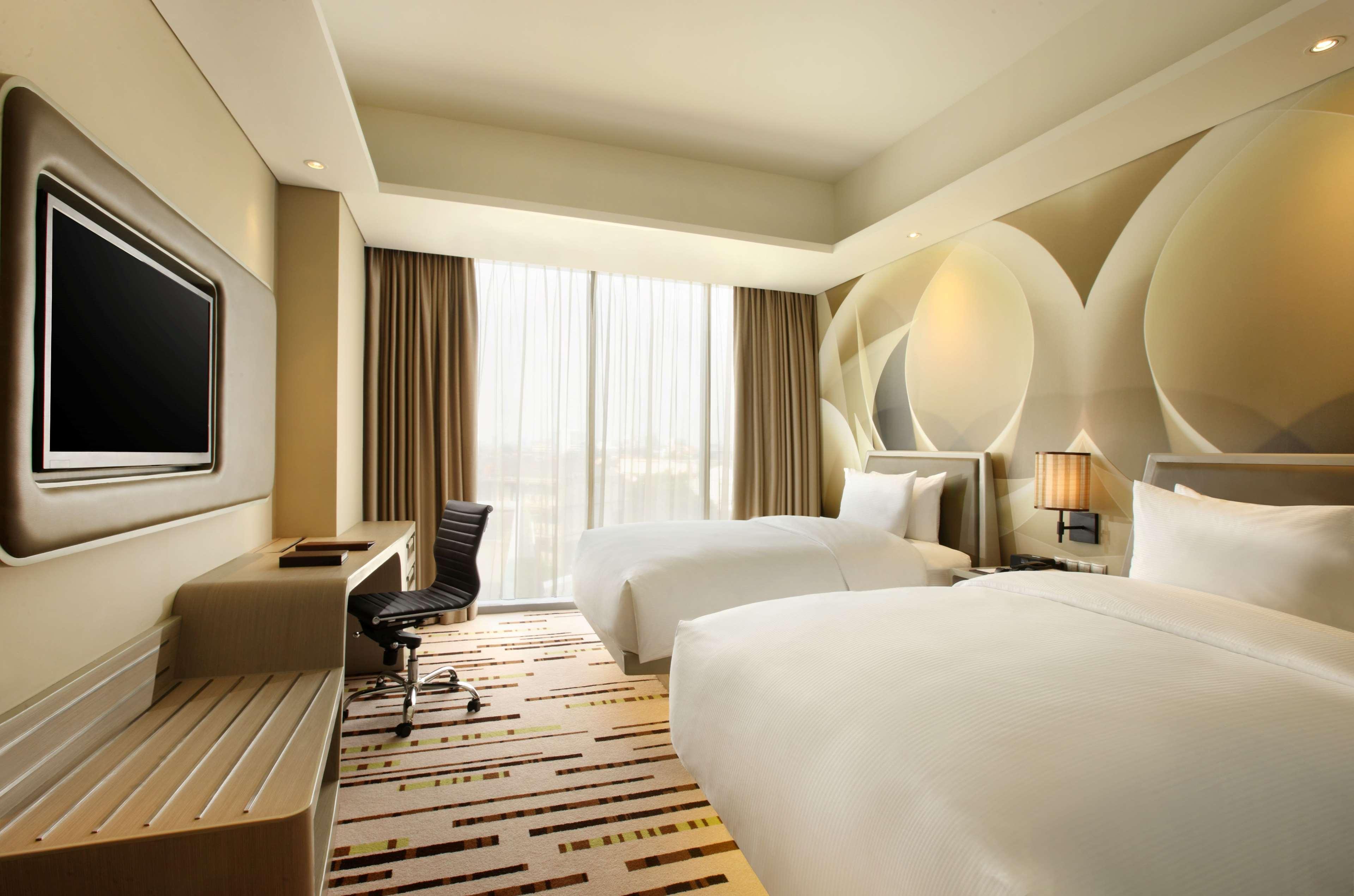 Doubletree By Hilton Jakarta - Diponegoro מראה חיצוני תמונה Deluxe Room