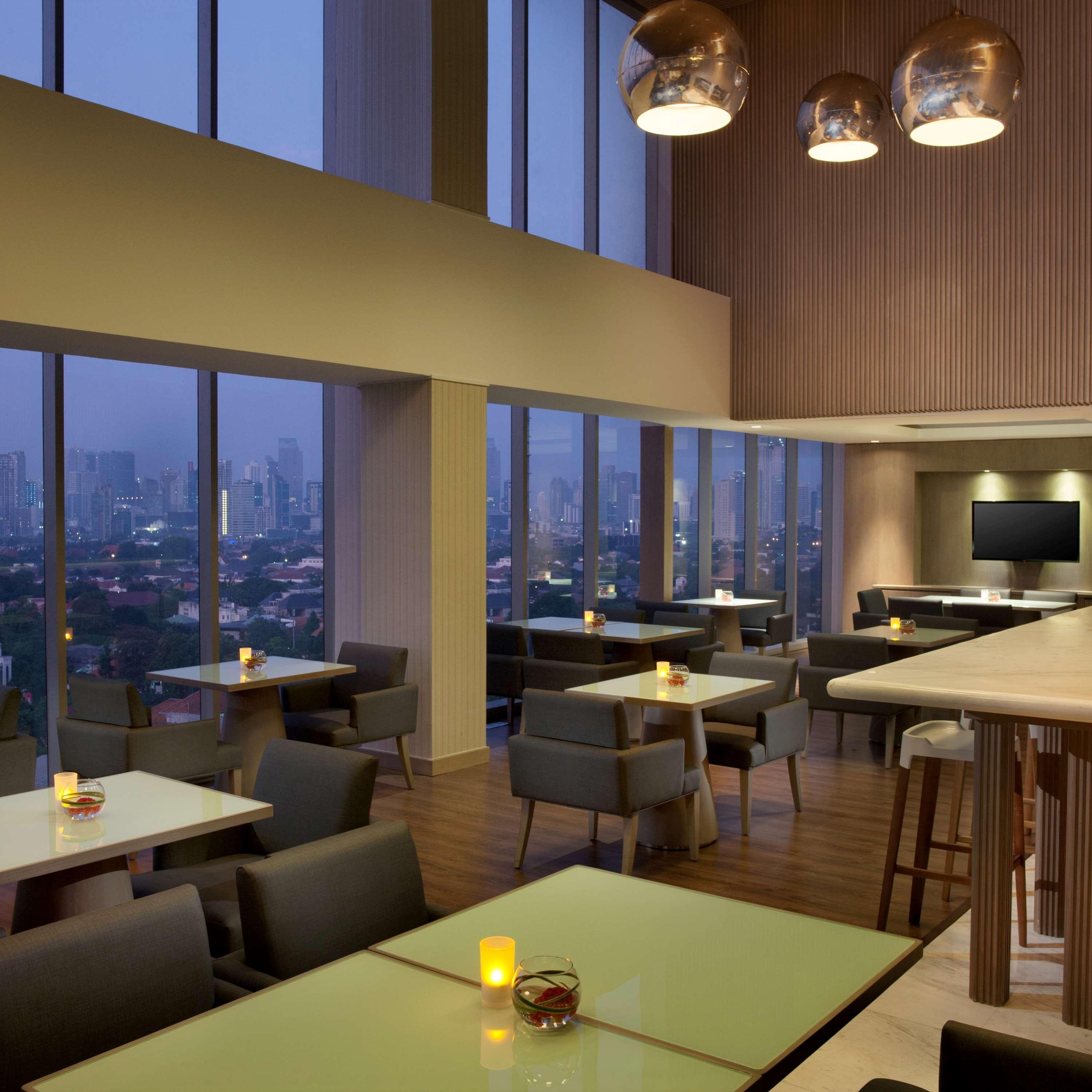 Doubletree By Hilton Jakarta - Diponegoro מראה חיצוני תמונה The lounge at the airport