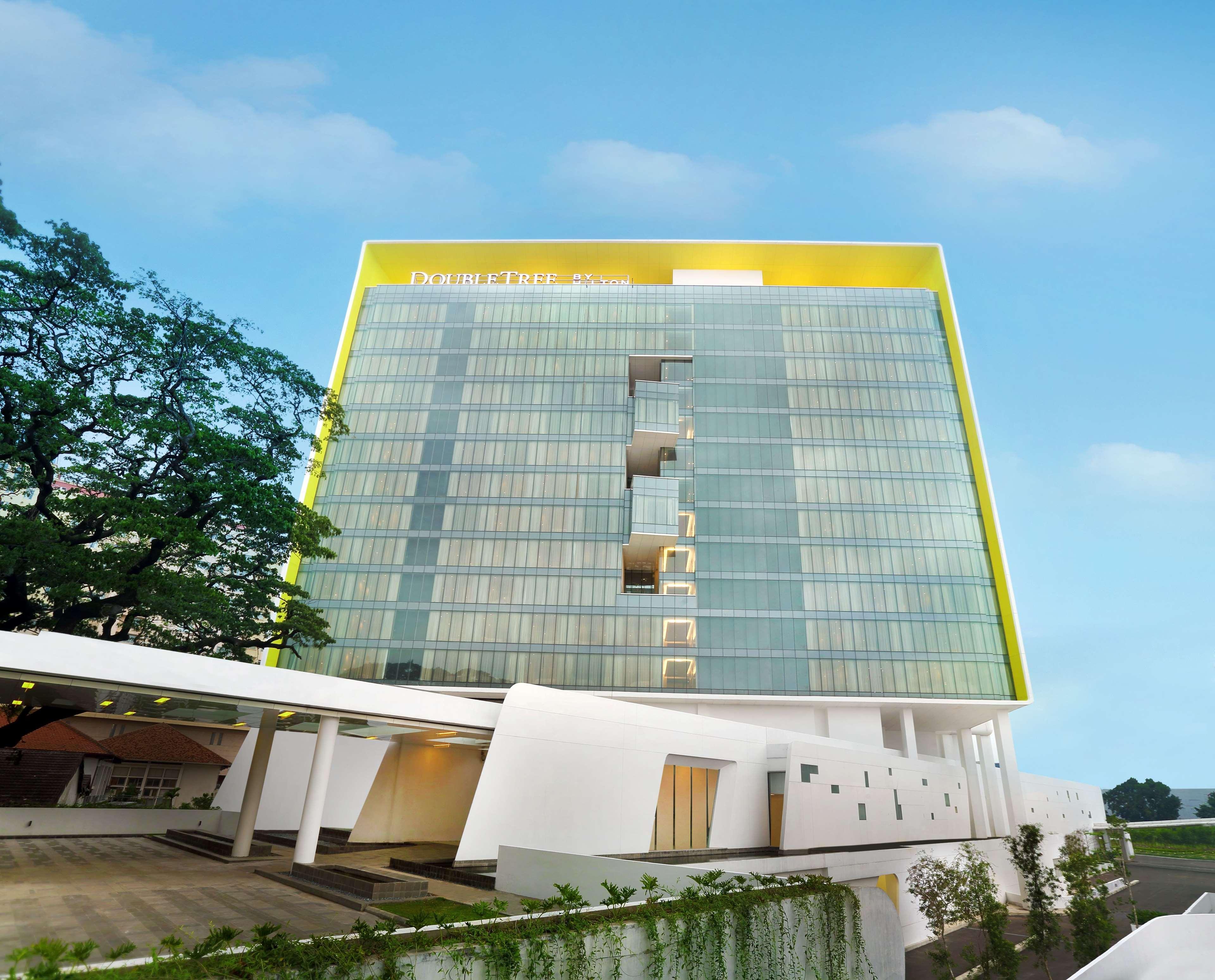 Doubletree By Hilton Jakarta - Diponegoro מראה חיצוני תמונה The new building of the University Tower