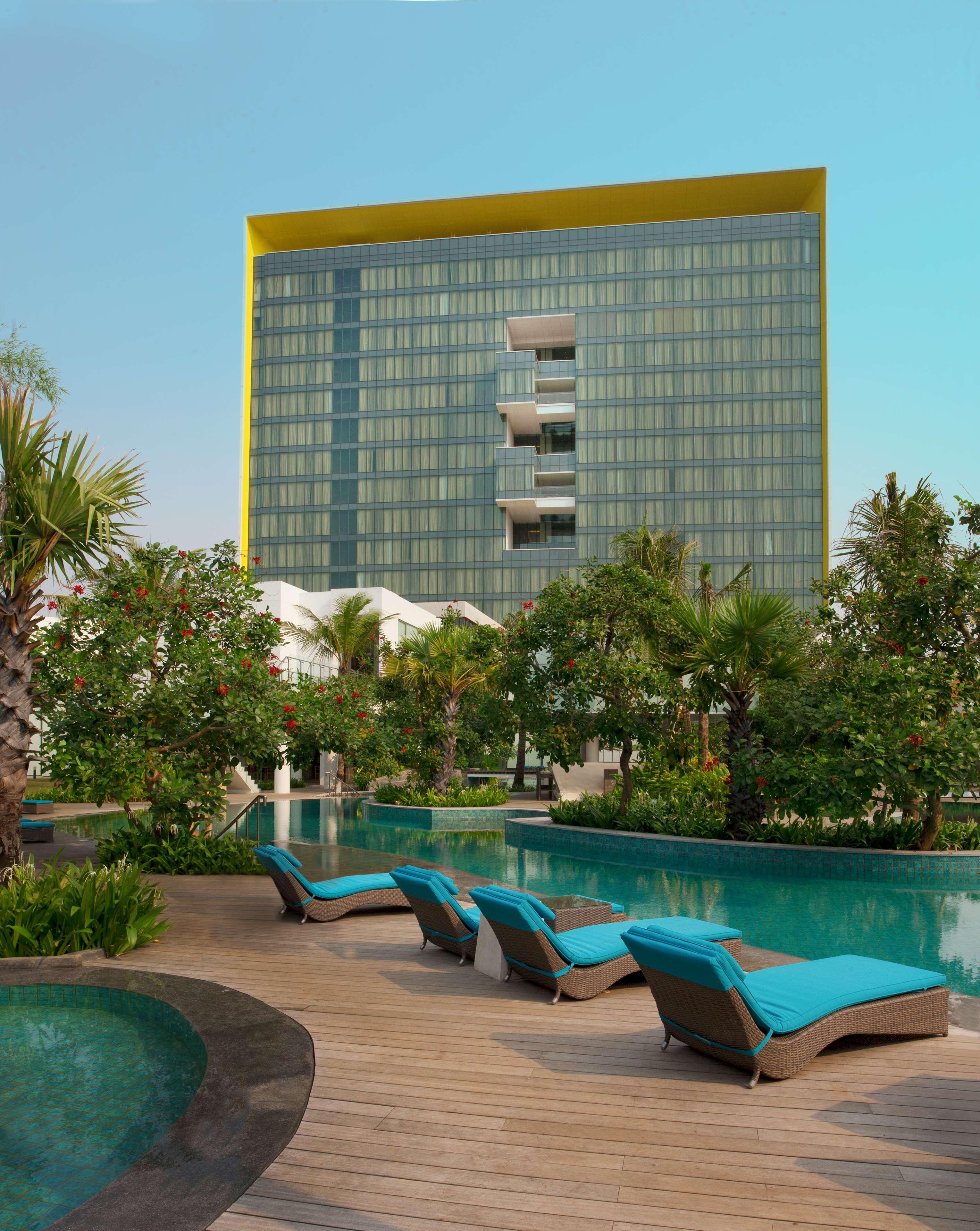 Doubletree By Hilton Jakarta - Diponegoro מראה חיצוני תמונה The hotel's pool