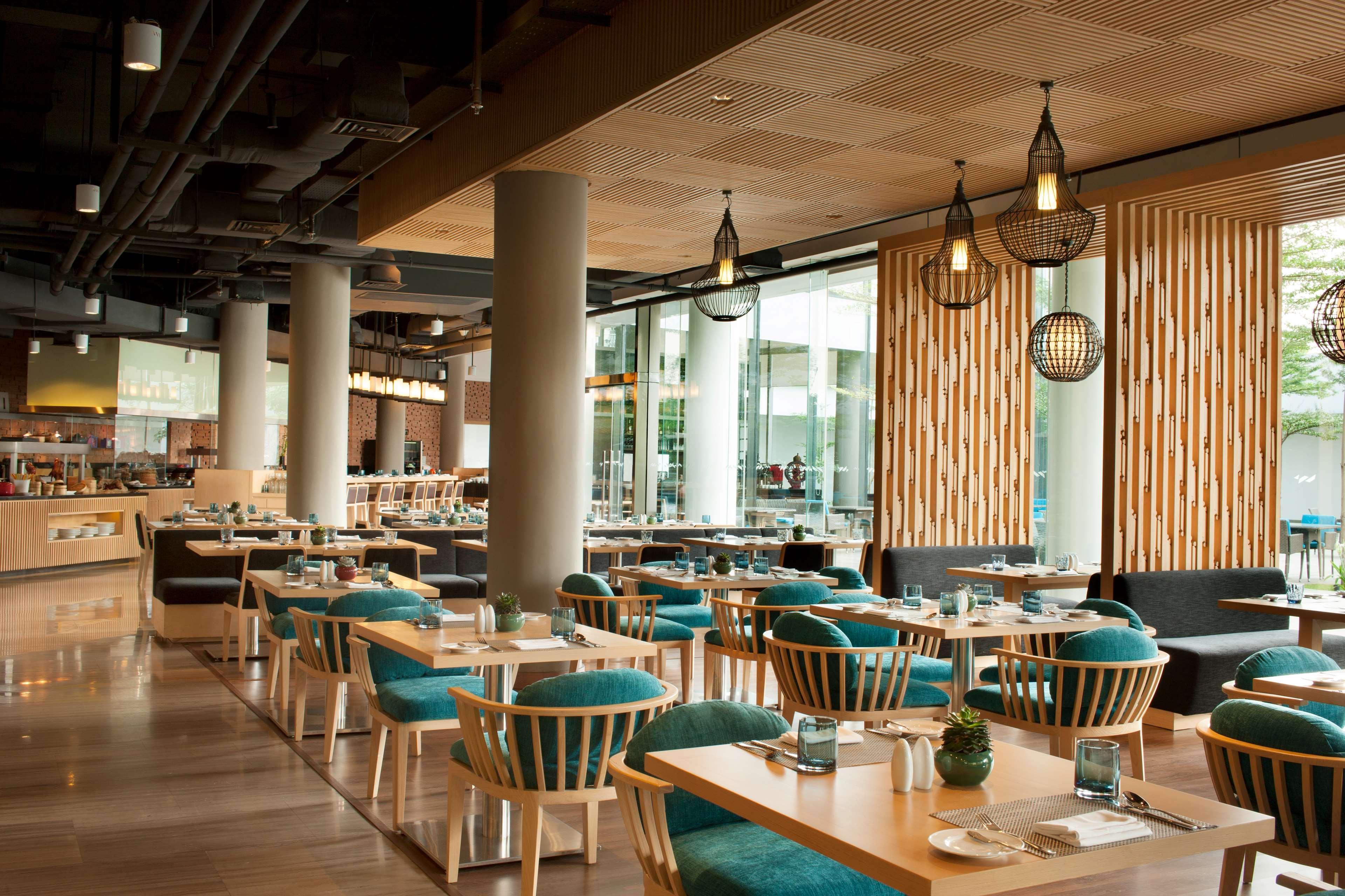 Doubletree By Hilton Jakarta - Diponegoro מראה חיצוני תמונה The restaurant