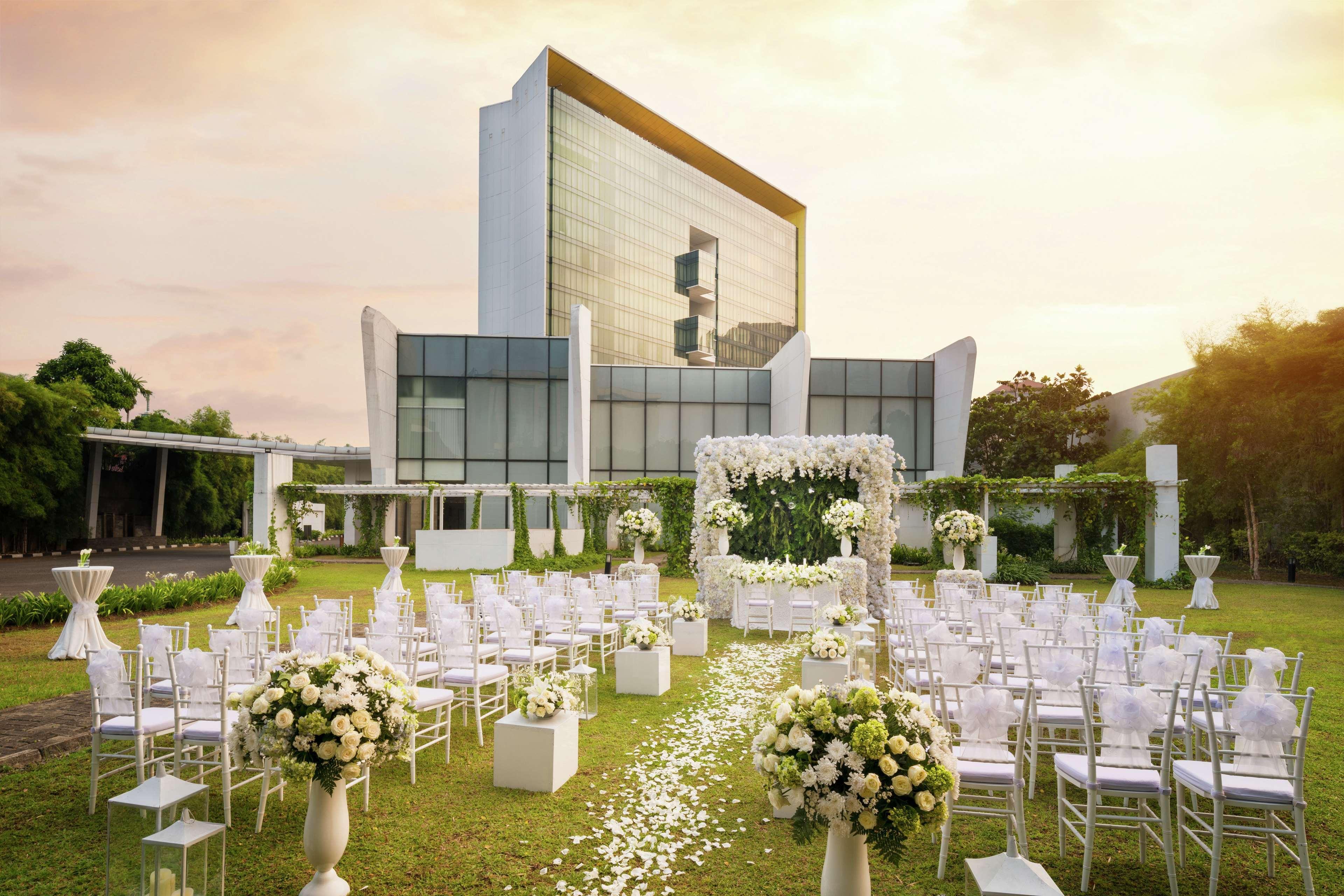 Doubletree By Hilton Jakarta - Diponegoro מראה חיצוני תמונה The Royal Paragon Hall