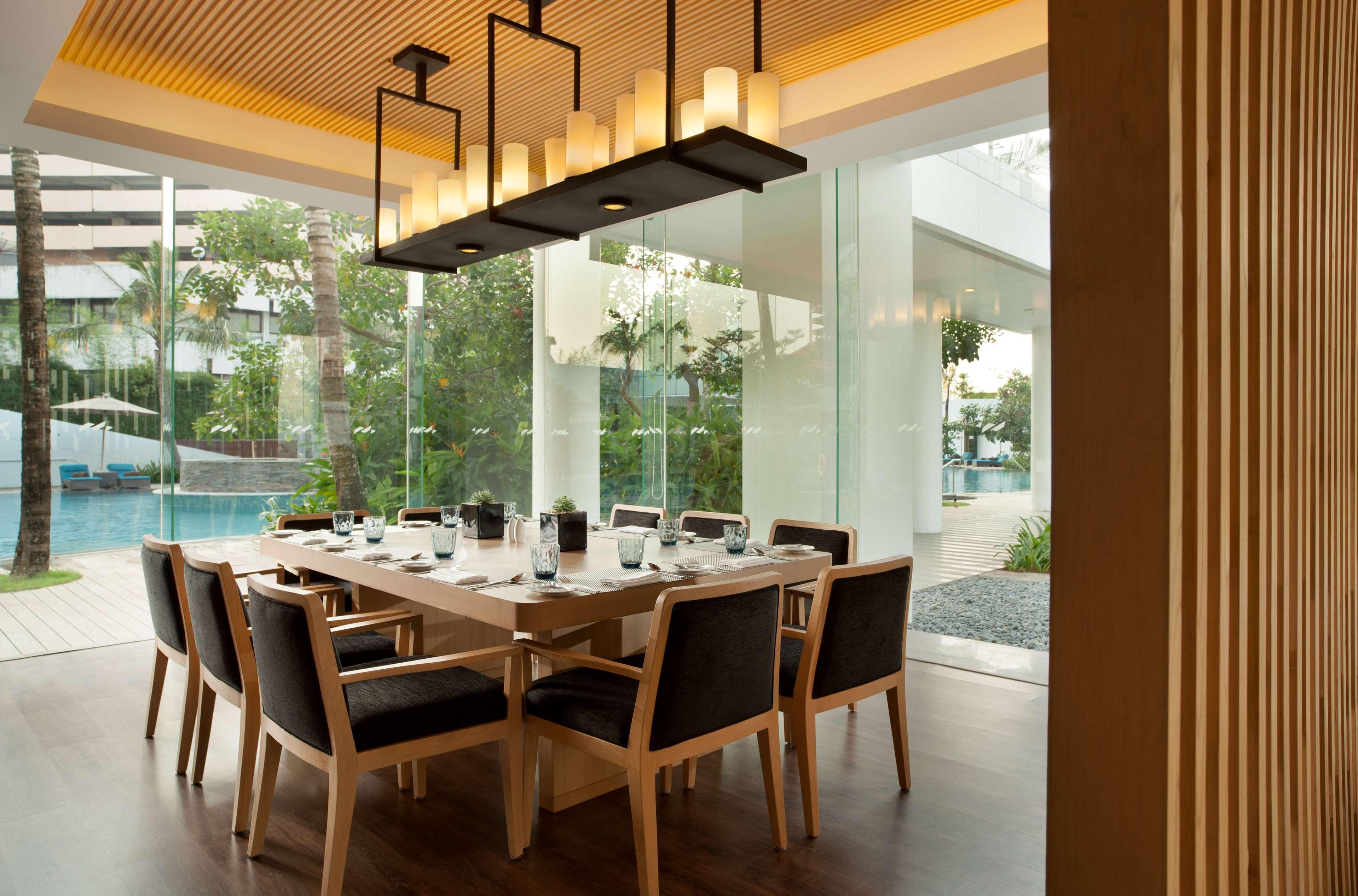 Doubletree By Hilton Jakarta - Diponegoro מראה חיצוני תמונה Private dining room at the restaurant