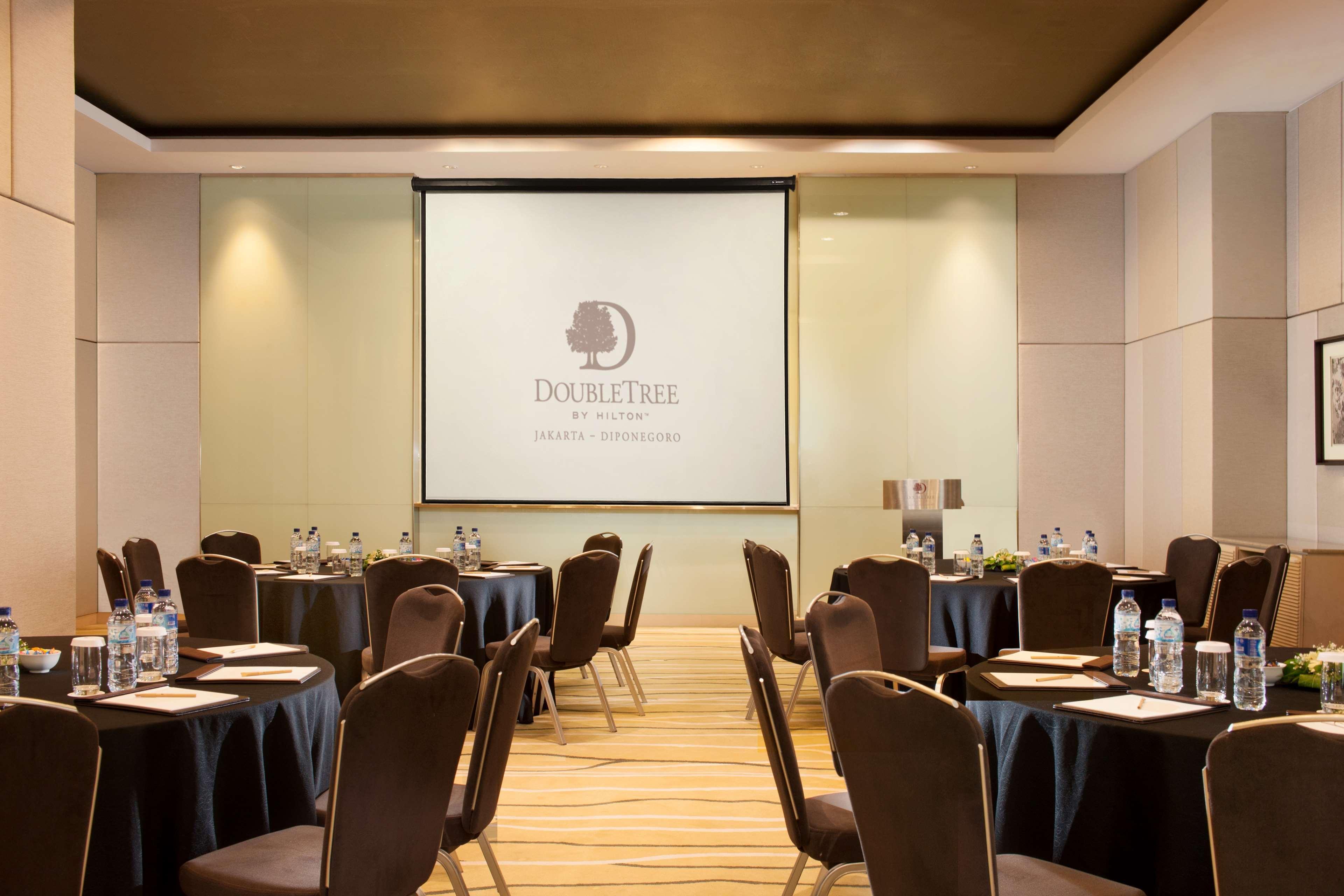 Doubletree By Hilton Jakarta - Diponegoro מראה חיצוני תמונה Meeting room
