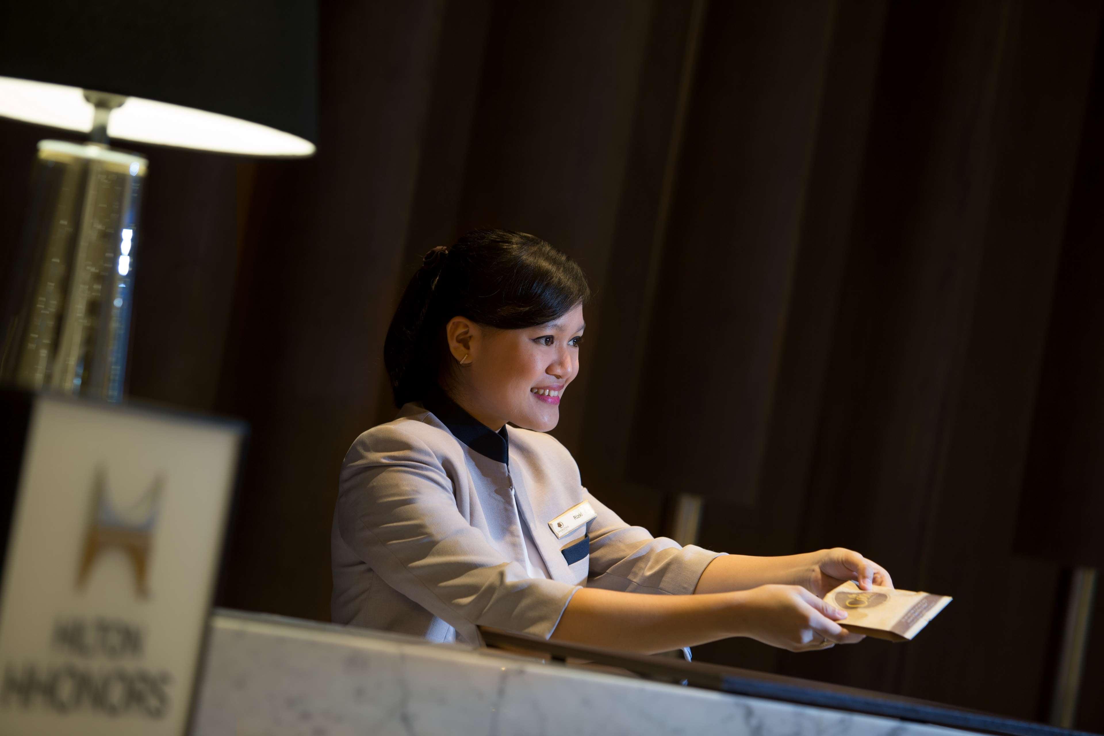 Doubletree By Hilton Jakarta - Diponegoro מראה חיצוני תמונה A hotel receptionist at work