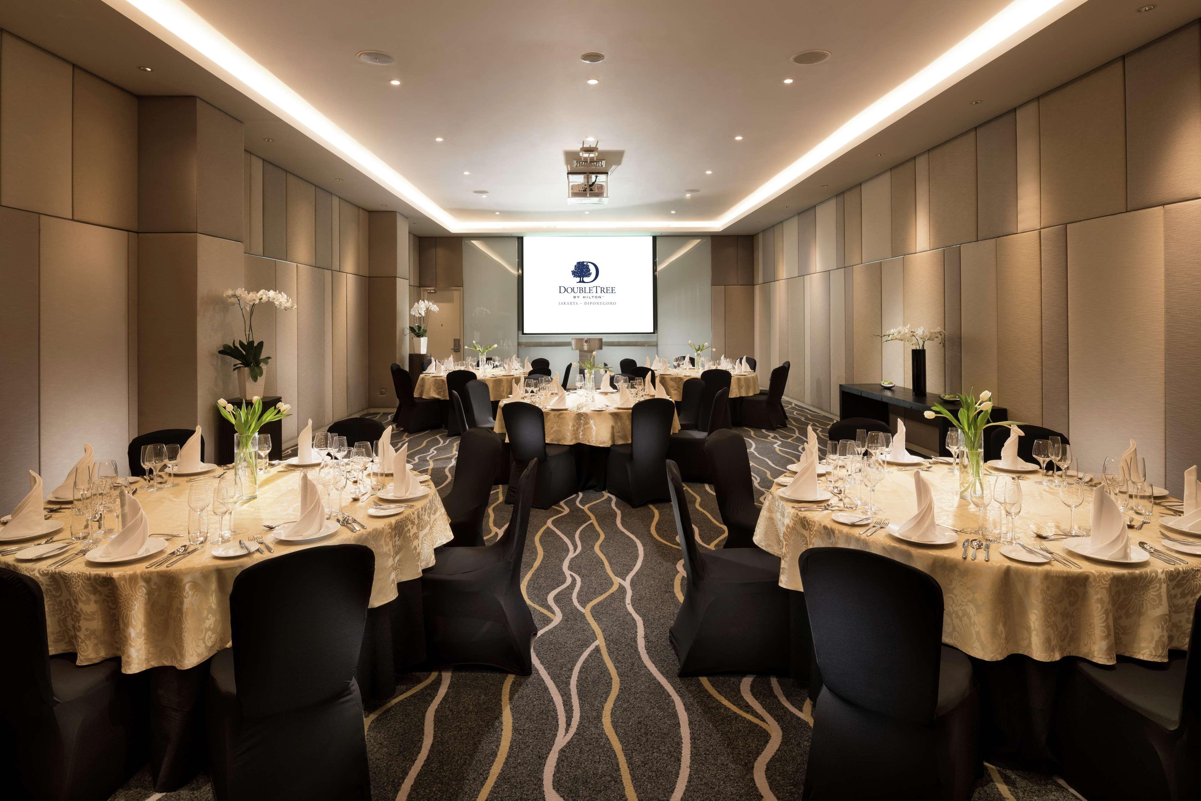 Doubletree By Hilton Jakarta - Diponegoro מראה חיצוני תמונה Meeting room