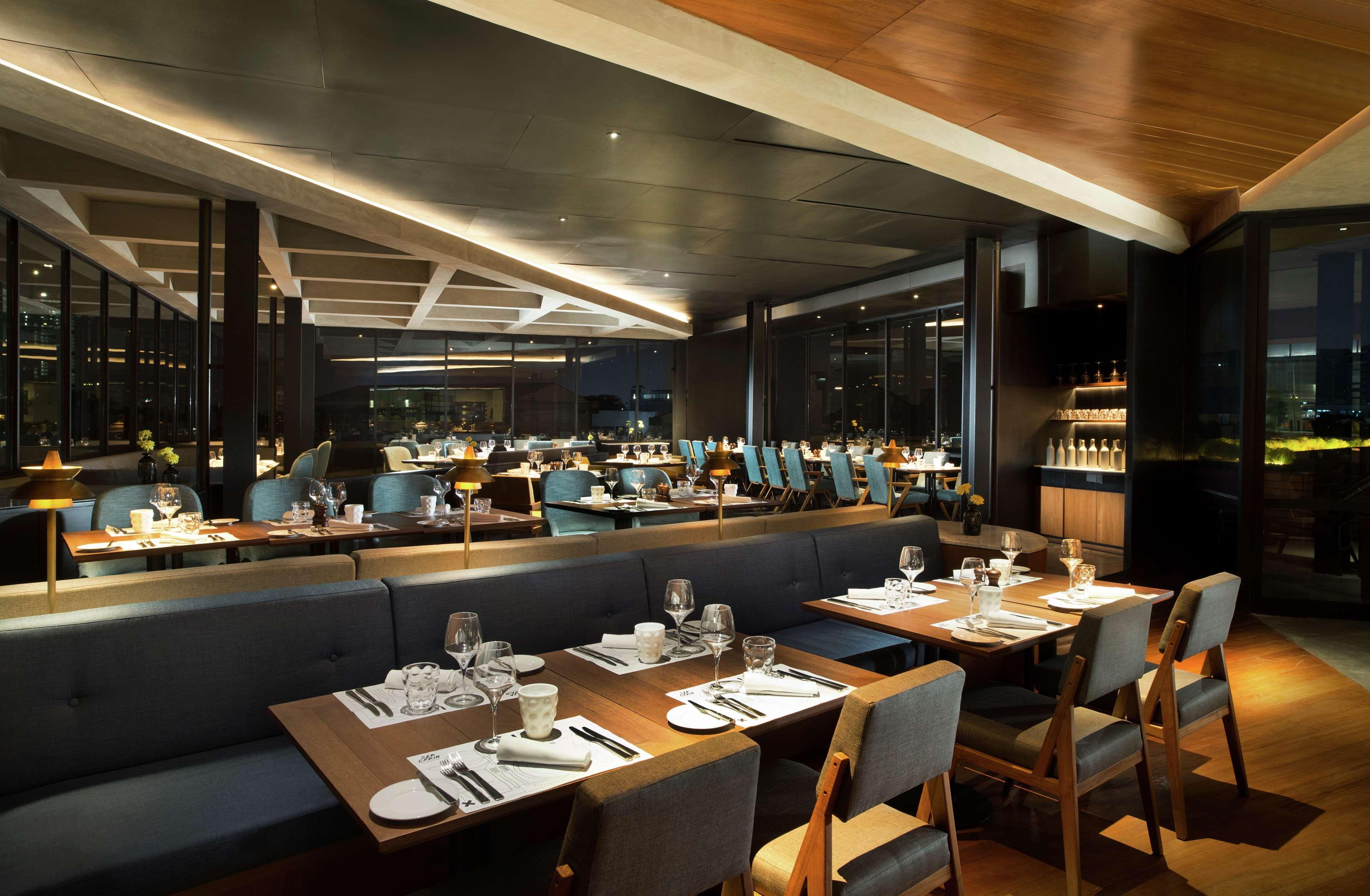 Doubletree By Hilton Jakarta - Diponegoro מראה חיצוני תמונה Interior of the restaurant