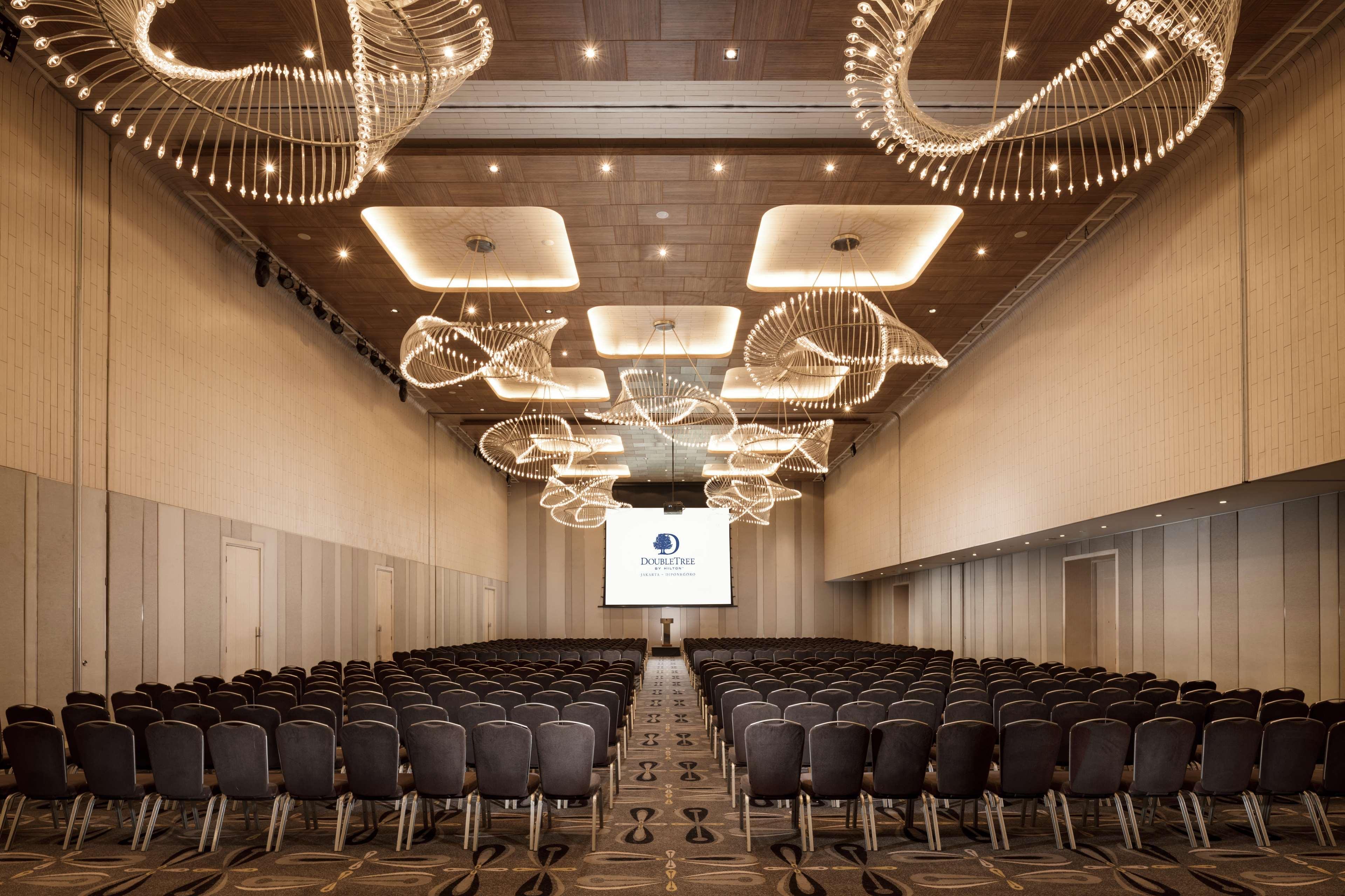 Doubletree By Hilton Jakarta - Diponegoro מראה חיצוני תמונה The Grand Ballroom