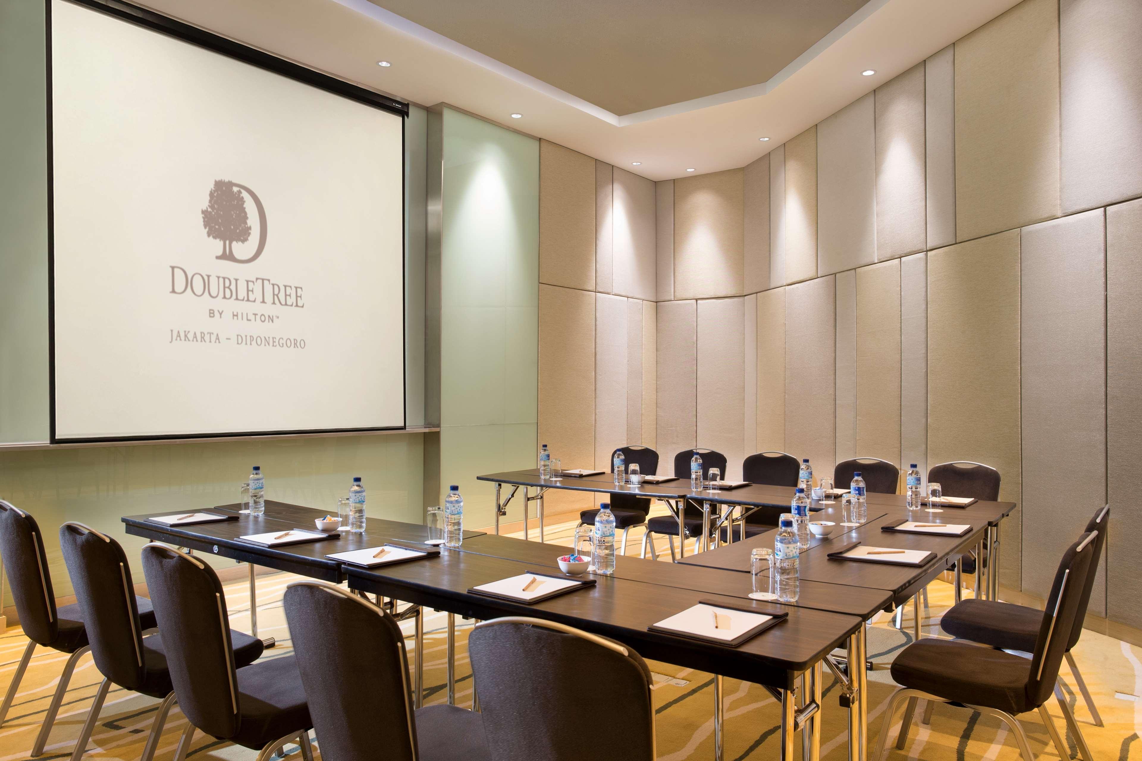Doubletree By Hilton Jakarta - Diponegoro מראה חיצוני תמונה Meeting room