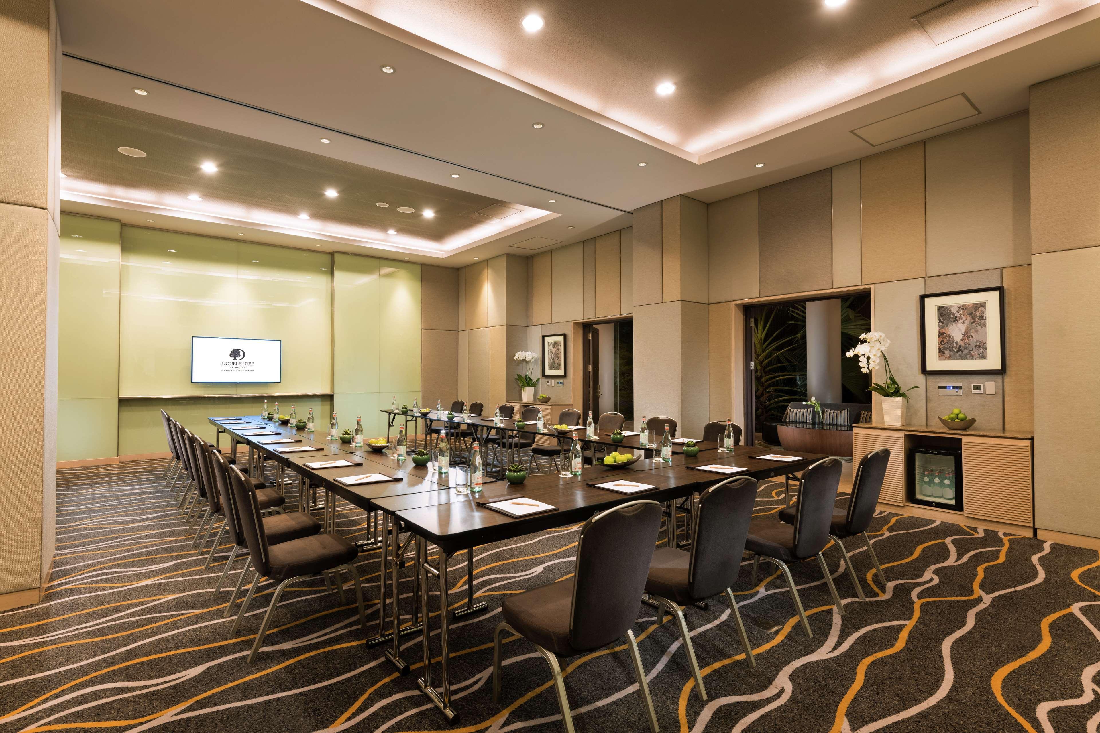 Doubletree By Hilton Jakarta - Diponegoro מראה חיצוני תמונה Meeting room at the hotel