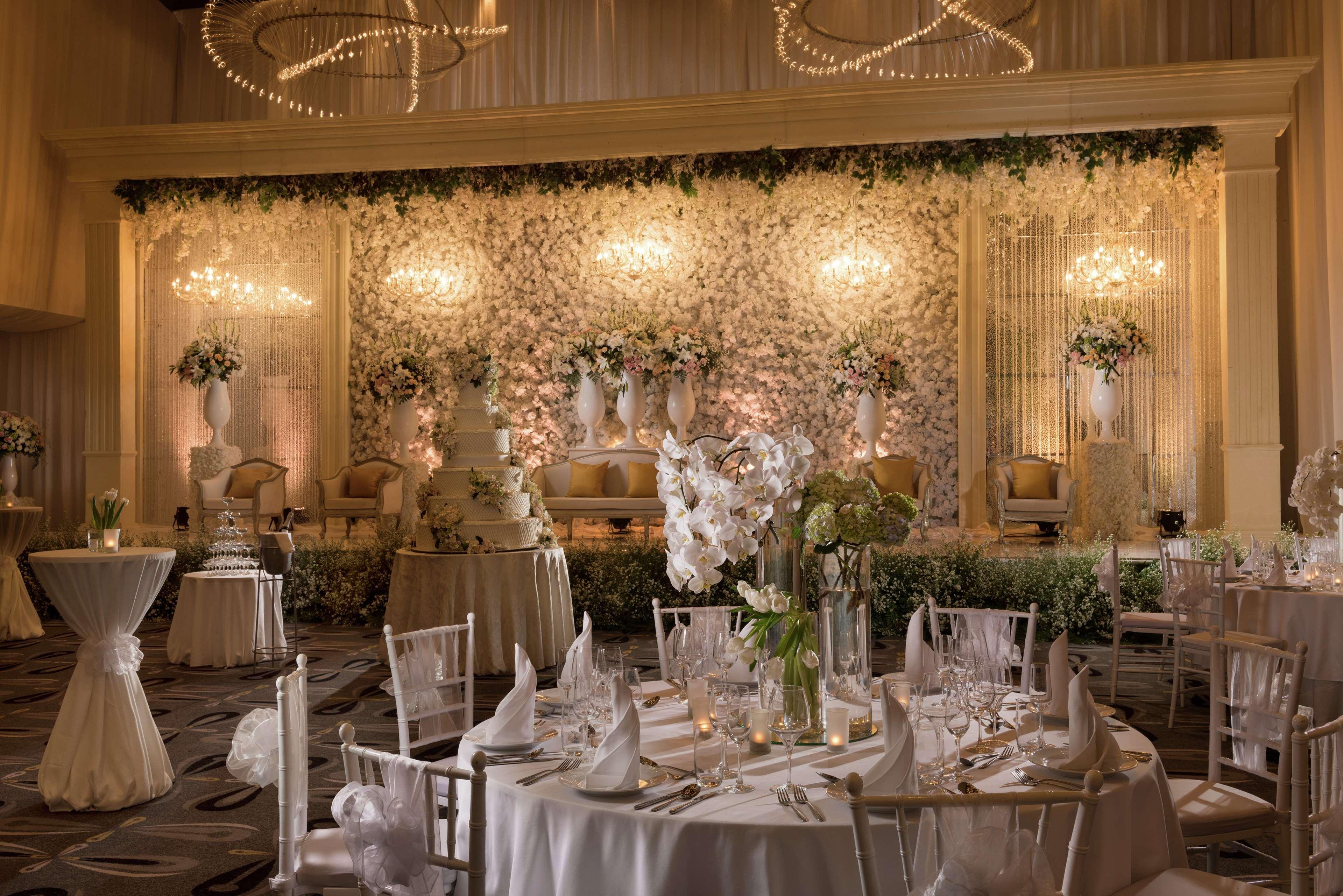 Doubletree By Hilton Jakarta - Diponegoro מראה חיצוני תמונה Wedding reception at The Westin