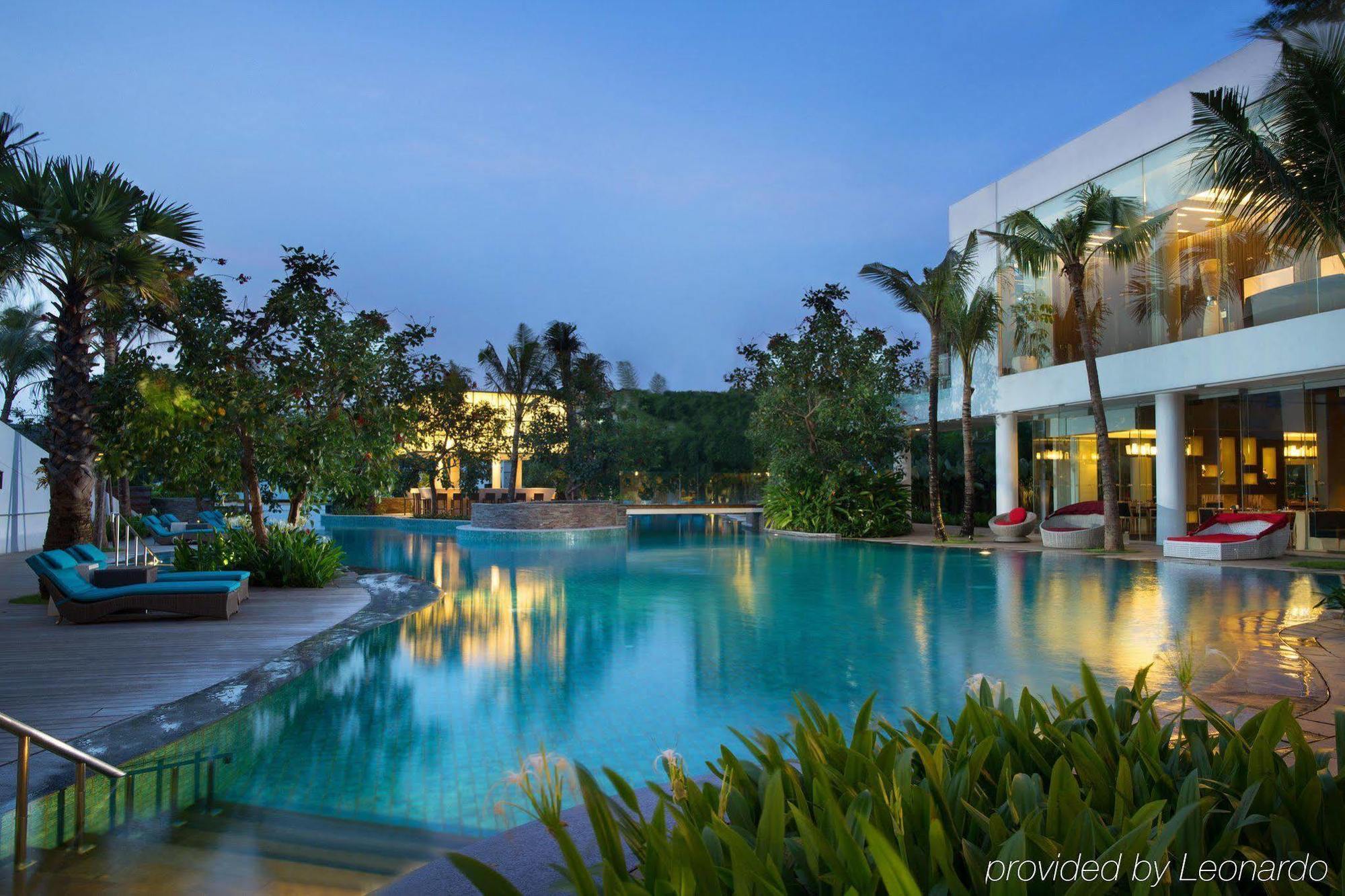 Doubletree By Hilton Jakarta - Diponegoro מראה חיצוני תמונה The pool at Le Méridien Nha Trang